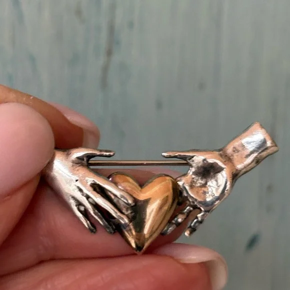 Unique artisan-made pin with gold heart held by two silver hands - Picture 4 of 15